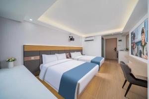 Postel nebo postele na pokoji v ubytování Shengmeiya Apartment Hotel-Line8 Pazhou STN entrance D-Walking distance to Canton Fair