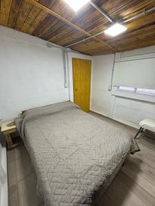 Postel nebo postele na pokoji v ubytování Departamentito Cabral