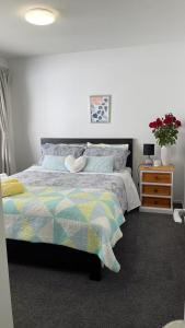 Letto o letti in una camera di Central located new build 3 bed rooms entire house