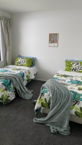 Letto o letti in una camera di Central located new build 3 bed rooms entire house