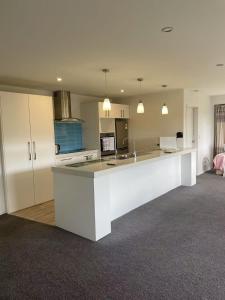 Cucina o angolo cottura di Central located new build 3 bed rooms entire house