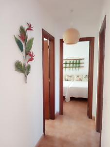 Łóżko lub łóżka w pokoju w obiekcie CASA AMELIA Apartamento Bajo con terraza y jardín Apartamento 1ªPlanta
