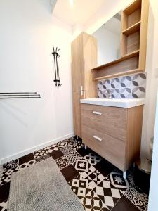 O bucătărie sau chicinetă la La Petite Maison Tourangelle