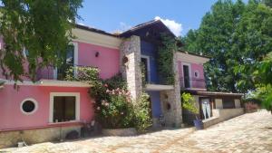 a house with pink and purple paint at ANIMA MUNDI case SULL'ALBERO in Pesco Sannita