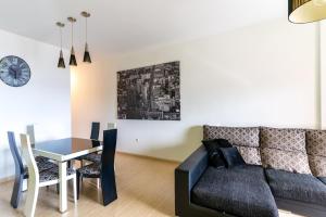 a living room with a couch and a table at Apartamento Aire Mediterráneo R&R in Aguadulce