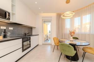 Kuchyň nebo kuchyňský kout v ubytování Kolovare Luxury Apartment