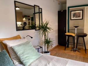 Posteľ alebo postele v izbe v ubytovaní AUX 4 LOGIS Appart-hotel - Studio Le City - Petit déjeuner inclus 1ère nuit