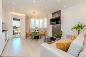 TV a/nebo společenská místnost v ubytování Kolovare Luxury Apartment