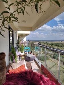 un balcone di una casa con vista sull'oceano di Lenayan Park View a Nairobi