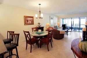 une salle à manger et un salon avec une table et des chaises dans l'établissement Charming waterfront island condo - minutes to Englewood Beach - Mystic Sea, à Englewood