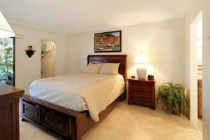 une chambre avec un lit et deux tables de nuit avec lampes dans l'établissement Charming waterfront island condo - minutes to Englewood Beach - Mystic Sea, à Englewood 43 autres photos