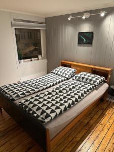 une chambre avec deux lits et une fenêtre dans l'établissement Cozy 2-bedroom apartment in the city centre, à Tromsø 3 autres photos