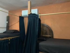 Postel nebo postele na pokoji v ubytování Maracuyá Hostal Zipolite