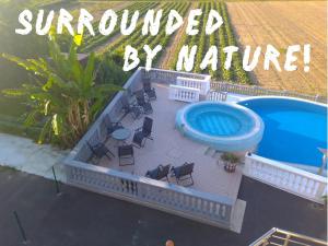 ein Bild von einem Swimmingpool und einer Terrasse mit Stühlen und einem Swimmingpool in der Unterkunft Guesthouse SOLE in Piran