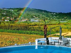 ein Pool mit einem Regenbogen im Hintergrund in der Unterkunft Guesthouse SOLE in Piran + 49 Fotos