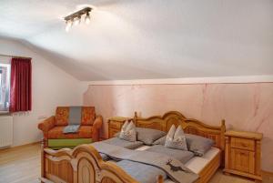 Ένα ή περισσότερα κρεβάτια σε δωμάτιο στο Hof Almfrieden - Dormitz