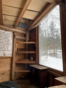 Into the Woods: Discover Our Charming Rustic Treehouse in Dorchester, NH durante el invierno