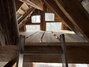 Foto de la galería de Into the Woods: Discover Our Charming Rustic Treehouse in Dorchester, NH en Rumney