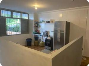 eine Küche mit einem Kühlschrank aus Edelstahl in einem Zimmer in der Unterkunft Quarto a 150m da Praia do Farol da Barra II in Salvador