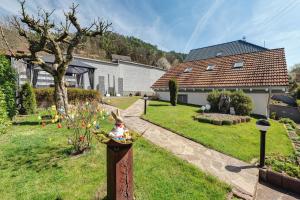 a house with a garden with a bunny in a bowl at Stoffel in Darstein