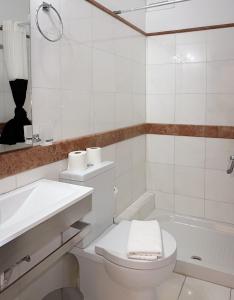 Ένα μπάνιο στο Bourtzi View Villa - The Apartment Semi Basement +24 φωτογραφίες