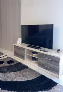 Μια τηλεόραση ή/και κέντρο ψυχαγωγίας στο Bourtzi View Villa - The Apartment Semi Basement