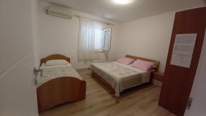 Ένα ή περισσότερα κρεβάτια σε δωμάτιο στο Apartments by the sea Kustici, Pag - 9360