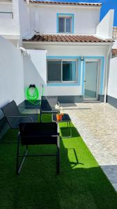 En terrasse eller udendørsområde på Amazing Blue House