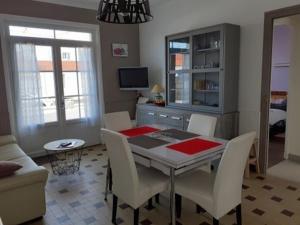 Televízia a/alebo spoločenská miestnosť v ubytovaní Villa de plain pied à 300m de la plage, terrain clos, garage, 2 chambres, tout confort. - FR-1-324-552