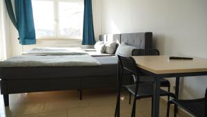 a bedroom with a bed and a table and chairs at MK Apartments Delmenhorst 1 - Free Wifi - Free Parking - nähe HBF in Delmenhorst
