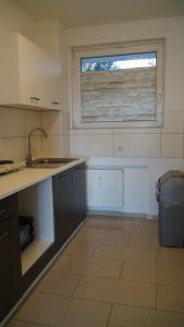 a kitchen with a sink and a window in it at MK Apartments Delmenhorst 1 - Free Wifi - Free Parking - nähe HBF in Delmenhorst