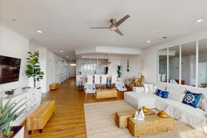 バージニアビーチにあるThe Sandbridge Dunes - Il Mare 111のソファとテーブルのあるリビングルーム