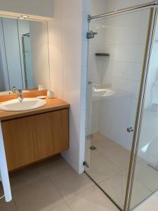 Ένα μπάνιο στο beautiful renovated farmhouse Le Cellier
