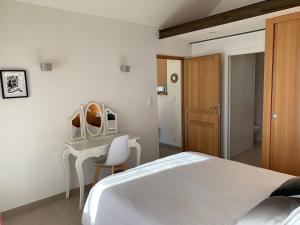 Ένα ή περισσότερα κρεβάτια σε δωμάτιο στο beautiful renovated farmhouse Le Cellier