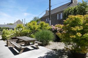 Κήπος έξω από το beautiful renovated farmhouse Le Cellier