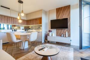 Fotografie z fotogalerie ubytování P R A T U M Pink&Blue Mikołajki Apartament Elegance z widokiem na jezioro v destinaci Mikołajki