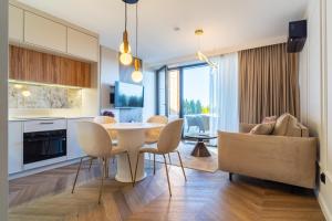 Fotografie z fotogalerie ubytování P R A T U M Pink&Blue Mikołajki Apartament Elegance z widokiem na jezioro v destinaci Mikołajki + 26 fotografií