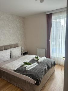Un dormitorio con una cama con dos plantas. en Apartament Sunset 14, en Ustronie Morskie 16 fotos más