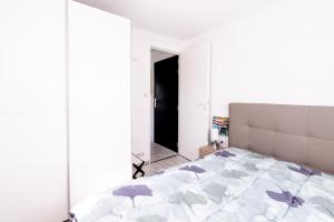 ein Schlafzimmer mit einem Bett mit lila Blättern darauf in der Unterkunft 07 - Villa Sainte Marie, Vue golf in Pornic