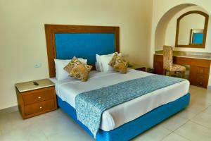 Cama ou camas em um quarto em Tropitel Dahab Oasis