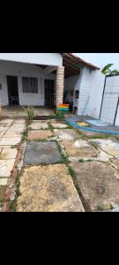 una casa con un cortile con una piscina di fronte di Casa praia peito de moca a Luis Correia