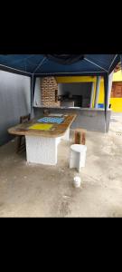 un tavolo da picnic con tenda blu e panca di Casa praia peito de moca a Luis Correia 1 altra foto