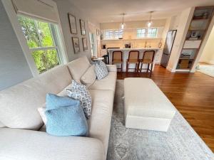 Posezení v ubytování Charming 3-Bedroom Home in the Heart of Oak Bluffs