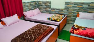Postel nebo postele na pokoji v ubytování Laxmimangal homestay