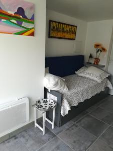 Un dormitorio con una cama y una mesita de noche. en studio soleil, en Colombiers