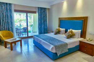 Cama ou camas em um quarto em Tropitel Dahab Oasis