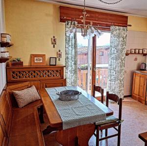 eine Küche mit einem Tisch, auf dem eine Schüssel steht in der Unterkunft Pupili's in Calalzo