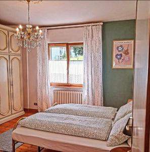 una camera da letto con un letto e una finestra di Pupili's a Calalzo