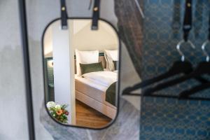 Letto o letti in una camera di Hotel Central am See