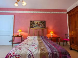 une chambre avec un lit et un tableau au mur dans l'établissement Gîte entre Touraine et Berry, bordé de rivière, près du parc animalier et station thermale - FR-1-591-67, à Martizay